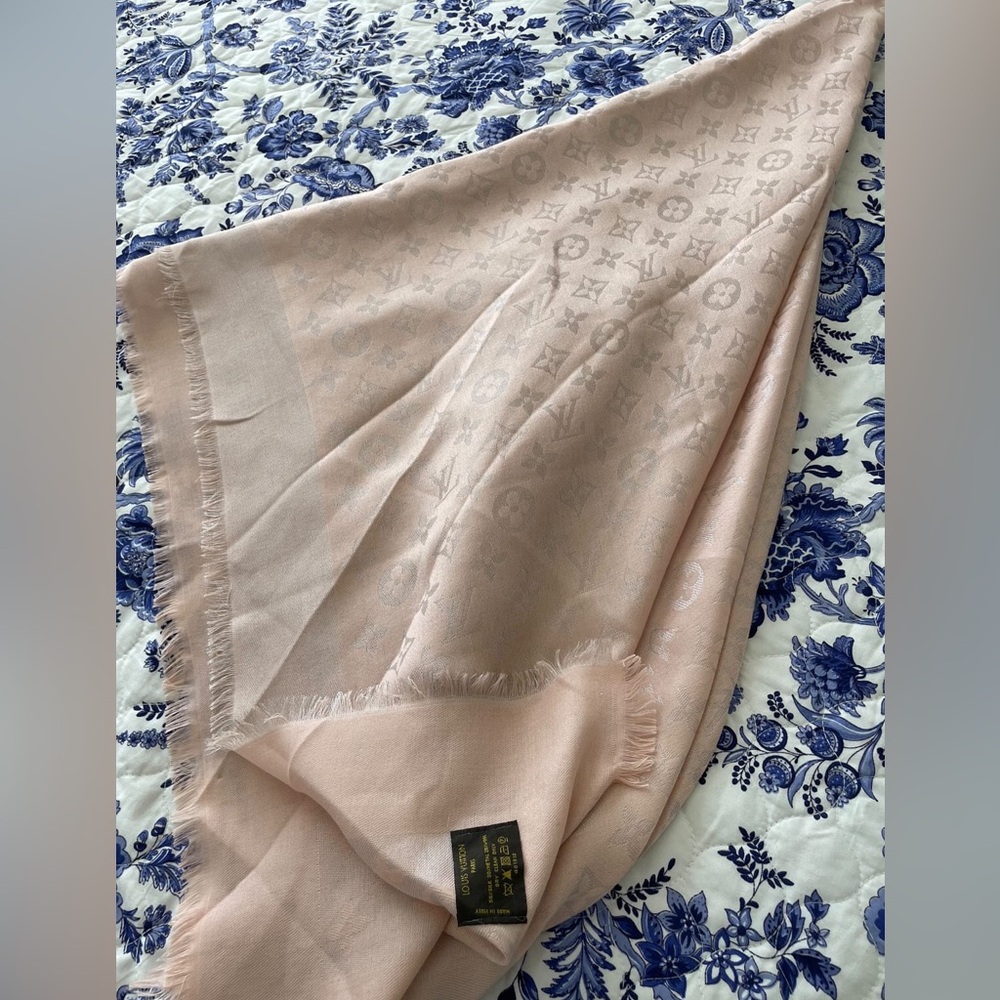 Louis Vuitton Monogram Classic Shawl - Picture 3 of 3